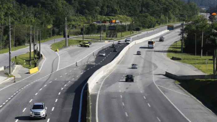 Duplicações e pórticos eletrônicos integram reestruturação viária em novo macroanel logístico no litoral sul de SP