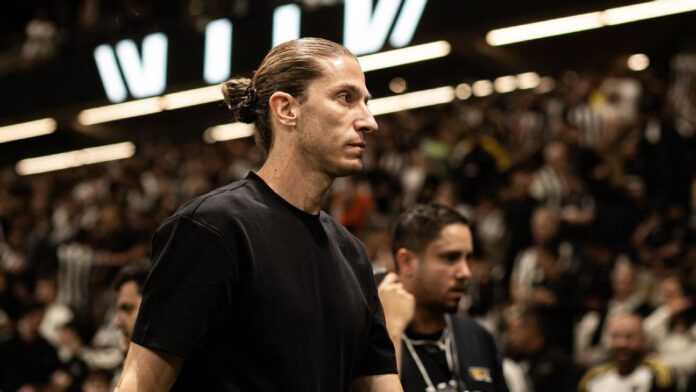 Filipe Luís lamenta por Atlético escolher gramado sintético