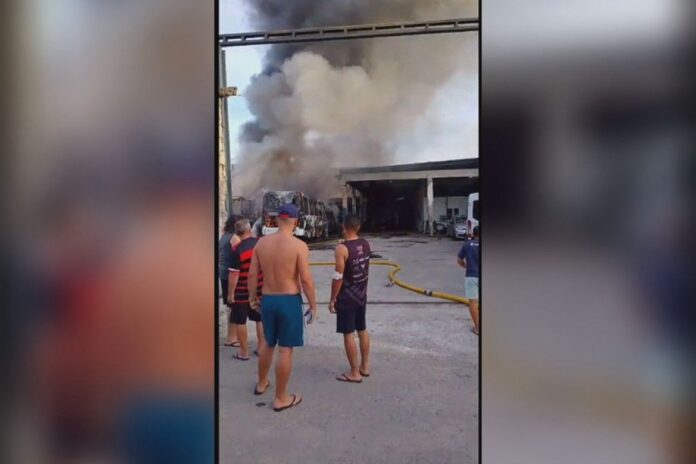 Garagem de ônibus pega fogo em Duque de Caxias, na Baixada Fluminense do Rio de Janeiro, neste sábado (23)
