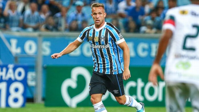 Grêmio muda plano para repatriar Arthur e aguarda volante no Brasil para oficializar retorno