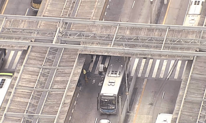 Idoso é atropelado por ônibus no Terminal Parque Dom Pedro II, no Centro de SP, nesta terça-feira (19)