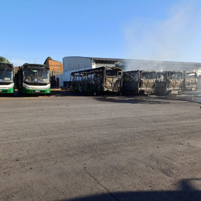 Incêndio atinge garagem da Caribus em Cuiabá (MT), destruindo seis ônibus, mas transporte coletivo terá operação normal