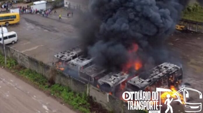 Incêndio destrói ônibus escolares em garagem da Prefeitura de Santo Estêvão (BA) neste domingo (17) 