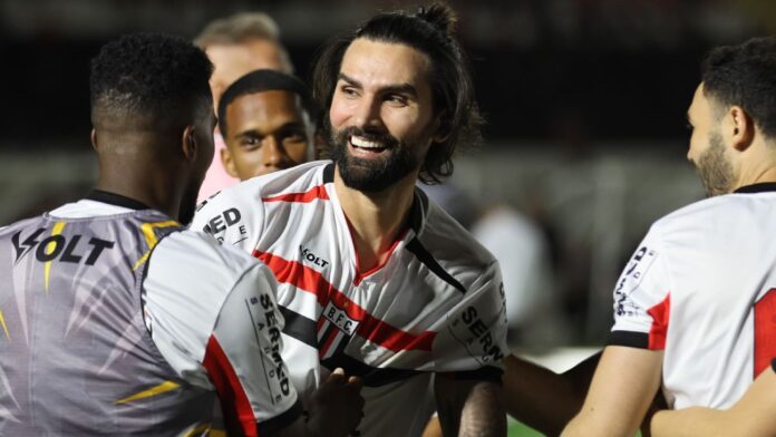 Léo Gamalho estreia com dois gols e fica perto de recorde na Série B
