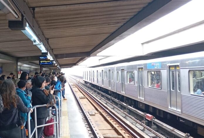 Linha 1-Azul do Metrô tem falha e afeta atendimento em outras linhas na manhã desta segunda (25)