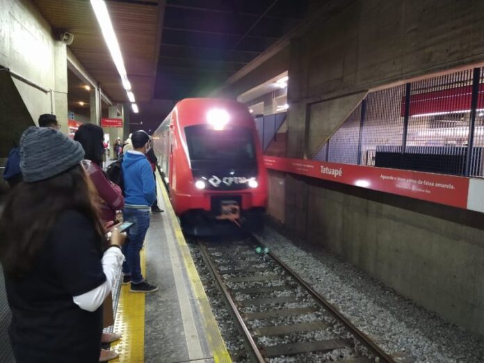 Linha 11-Coral volta a operar com normalidade após problemas no sistema de energia na noite desta sexta-feira (22)