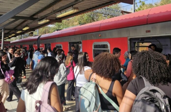 Linha 7-Rubi tem interferência na via e trem precisa ser esvaziado na manhã desta terça-feira (26)