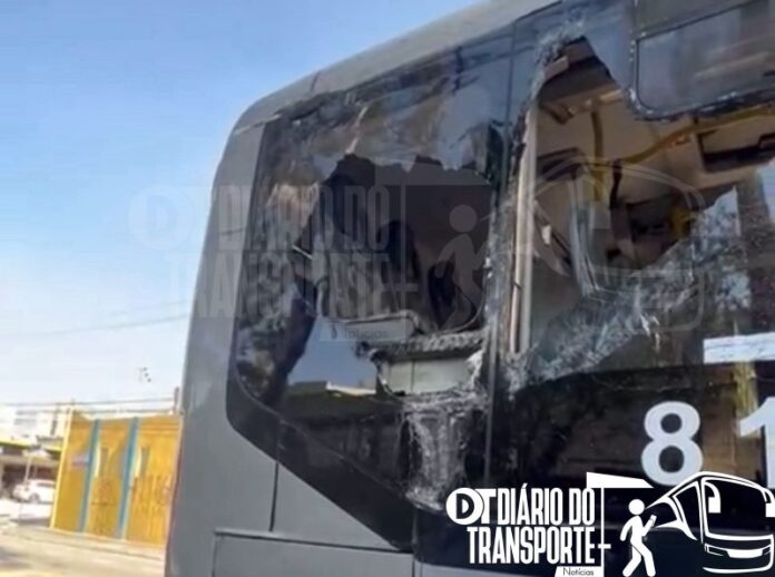 Mais dois ônibus são atacados na capital paulista nesta segunda (18). Mesmo com média habitual, casos assustam pela falta de esclarecimento da onda