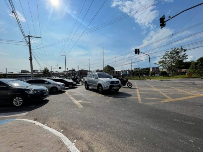 Manaus (AM) faz mudança de tráfego na Avenida Silves para agilizar circulação de ônibus do transporte coletivo