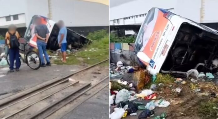 Micro-ônibus tomba após ser atingido por VLT em Jaboatão dos Guararapes, no Grande Recife, na manhã desta segunda-feira (04)