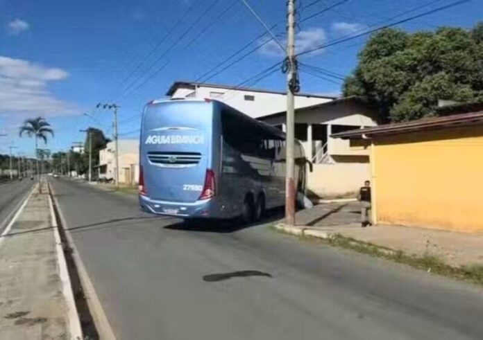 Motociclista morre após se envolver em acidente com ônibus da Viação Águia Branca em Governador Valadares (MG) neste sábado (23)
