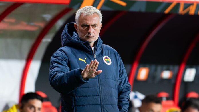 Mourinho é demitido do Fenerbahçe após eliminação precoce na Champions
