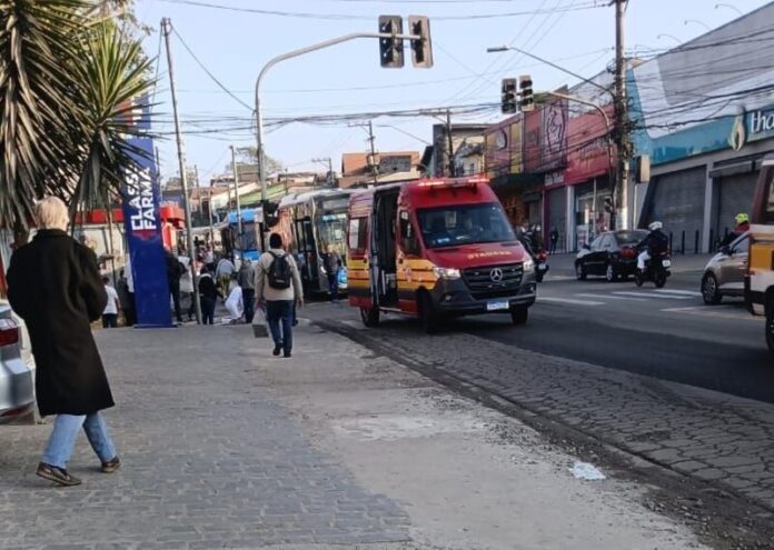 Mulher é atropelada por ônibus da MobiBrasil na Estrada do Alvarenga nesta sexta-feira (1º)