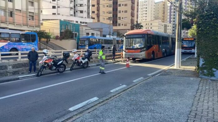 Mulher é atropelada por ônibus do sistema BRT no Centro de Campinas (SP) na manhã desta terça-feira (12)