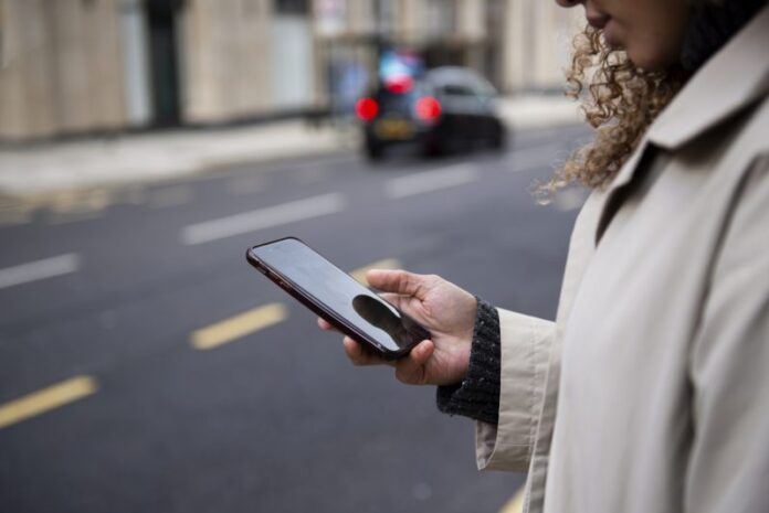 Mulheres vítimas de violência em São Paulo têm direito a transporte por aplicativo gratuito