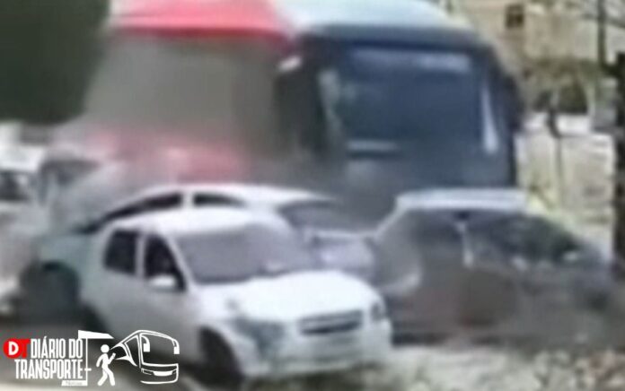 Ônibus colide contra diversos carros na zona Sul de Londrina (PR) na tarde desta terça-feira (19)
