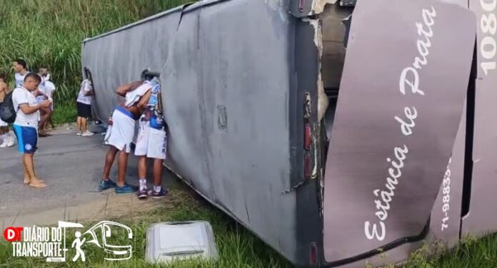 Ônibus da Estância de Prata que transportava torcida organizada do Esporte Clube Bahia tomba na BR-101, em Escada (PE)