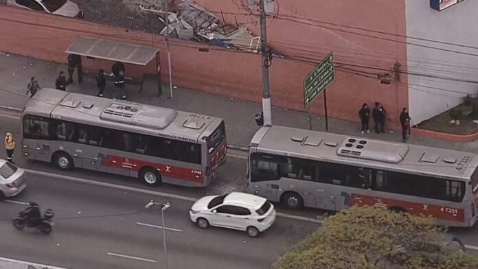 Ônibus da Pêssego Transportes colidem na Av. Jacu-Pêssego, Zona Leste de São Paulo, na manhã desta segunda (11)