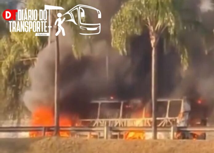 Ônibus da Pêssego Transportes pega fogo na Avenida Aricanduva na tarde deste domingo (03)