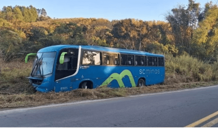 Ônibus da Viação SC Minas é furtado de rodoviária em Carmo do Rio Claro (MG) neste domingo (24)
