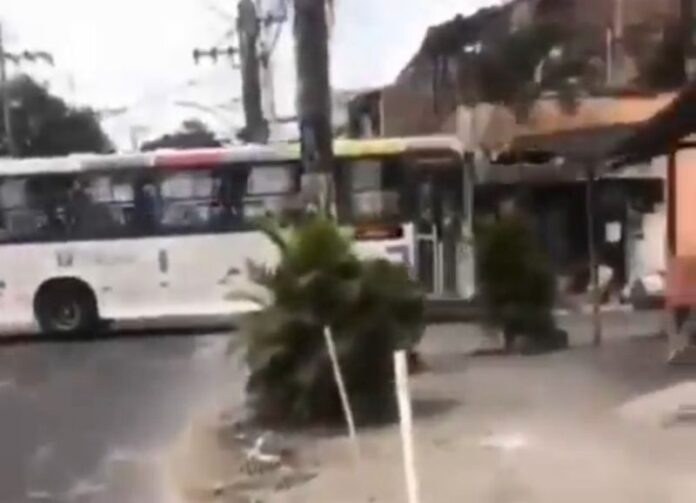 Ônibus é usado como barricada em Senador Camará (RJ) nesta terça-feira (19)