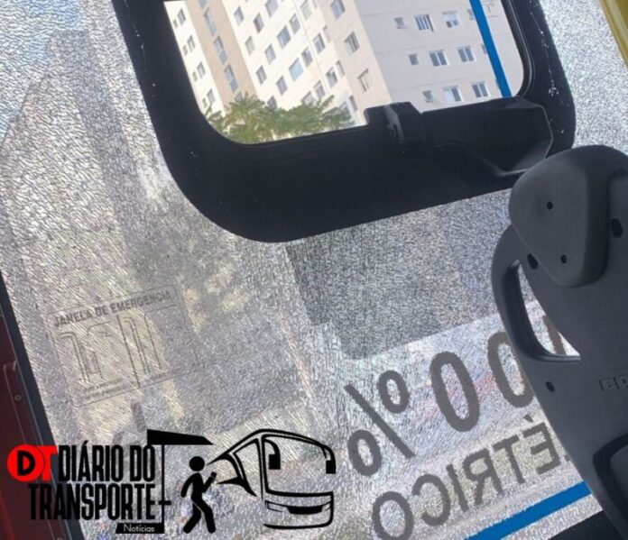 Ônibus elétrico da Mobibrasil é vandalizado na Avenida Miguel Yunes, Zona Sul de São Paulo (SP), nesta quinta-feira (21); confira número atualizado de ataques ao transporte público