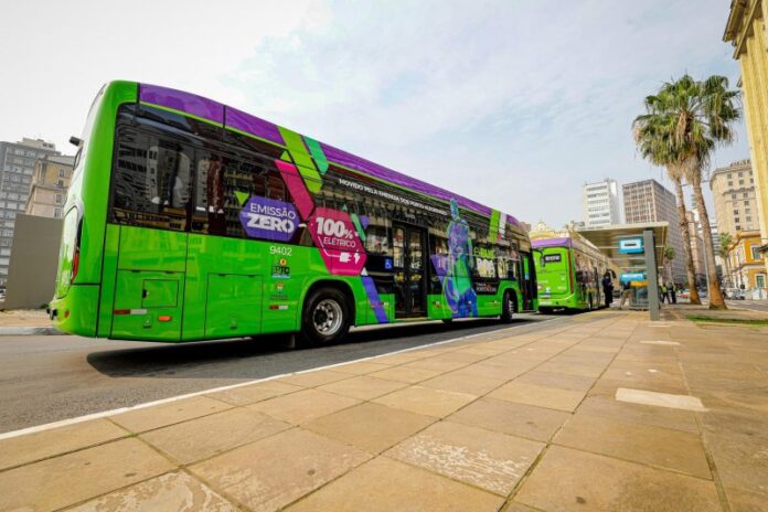 Ônibus elétricos em Porto Alegre (RS) transportaram mais de 1,2 milhão de passageiros em um ano