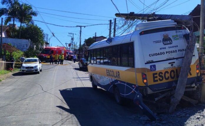 Ônibus escolar da Apae perde controle e provoca acidente em Gaspar (SC) nesta quarta-feira (13)