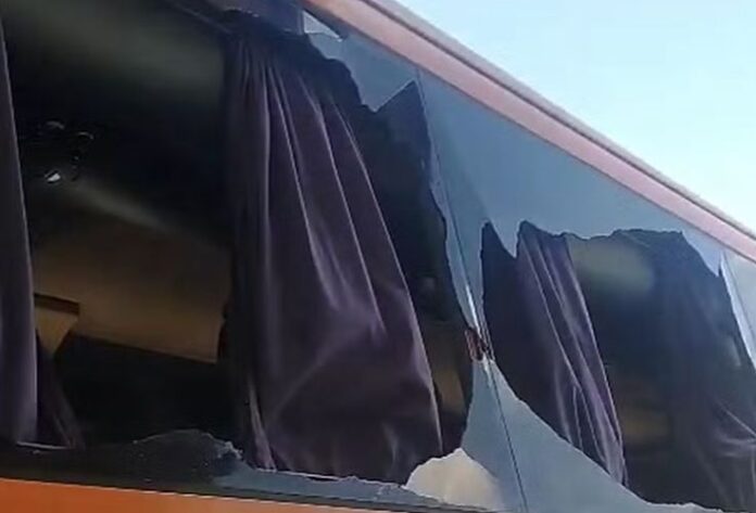 Ônibus fretado da Gol é alvo de vandalismo em São Paulo nesta terça-feira (12)