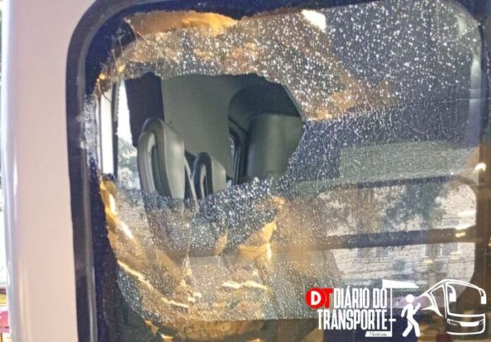 Ônibus municipal da Mobibrasil é atacado na Avenida Jabaquara, Zona Sul de São Paulo (SP), nesta quarta-feira (20); capital paulista soma 659 atos de vandalismo desde junho