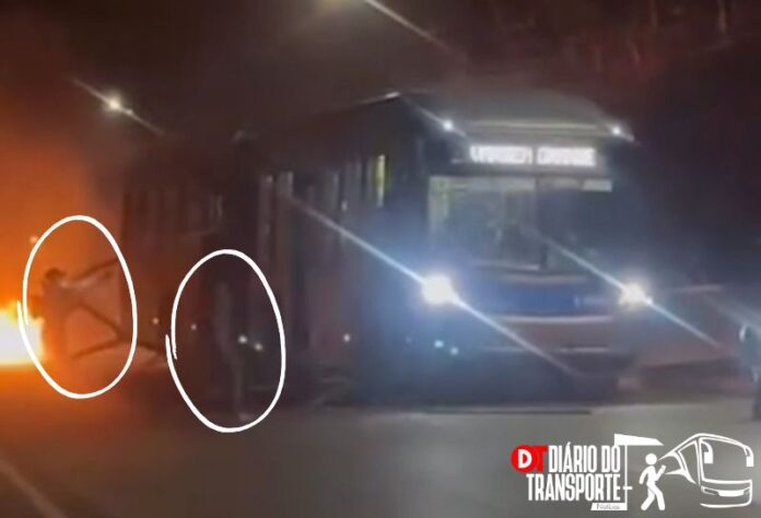 Ônibus municipal é atacado durante protesto na zona Sul de São Paulo nesta quarta-feira (13)