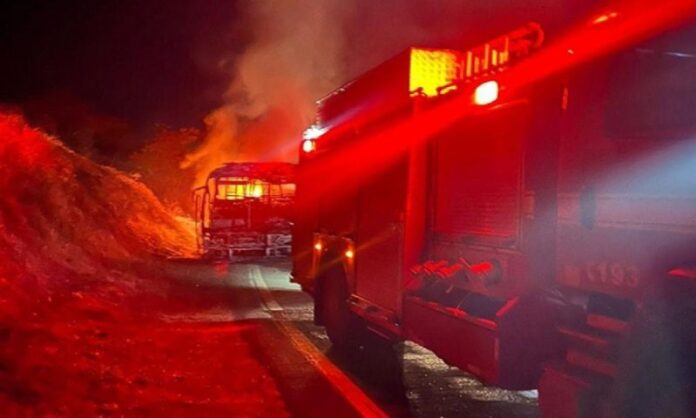 Ônibus pega fogo na MG-356, a caminho de Belo Horizonte, na madrugada deste domingo (31)