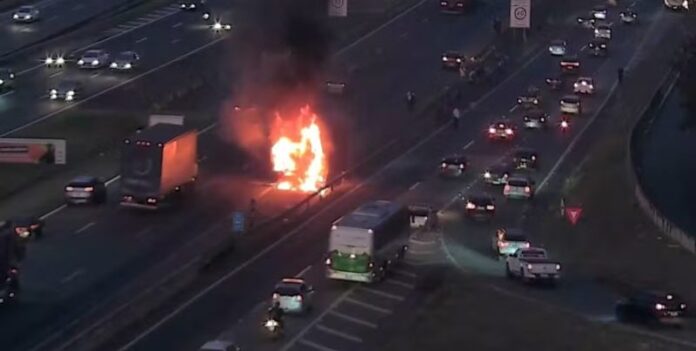 Ônibus pega fogo na Rodovia Dom Pedro I (SP-065), em Campinas (SP), na tarde desta sexta-feira (29)