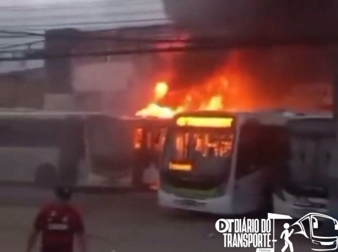 Ônibus pegam fogo em garagem da Viação Pavunense, na Zona Norte do Rio neste domingo (17)