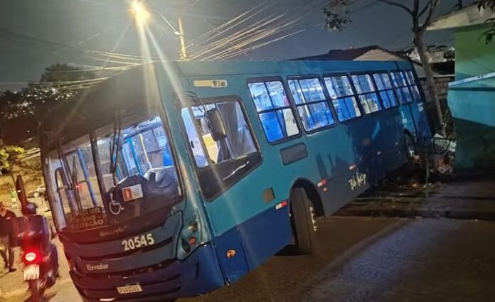 Ônibus perde o freio e atinge muro de casa em Belo Horizonte (MG) nesta segunda (04)