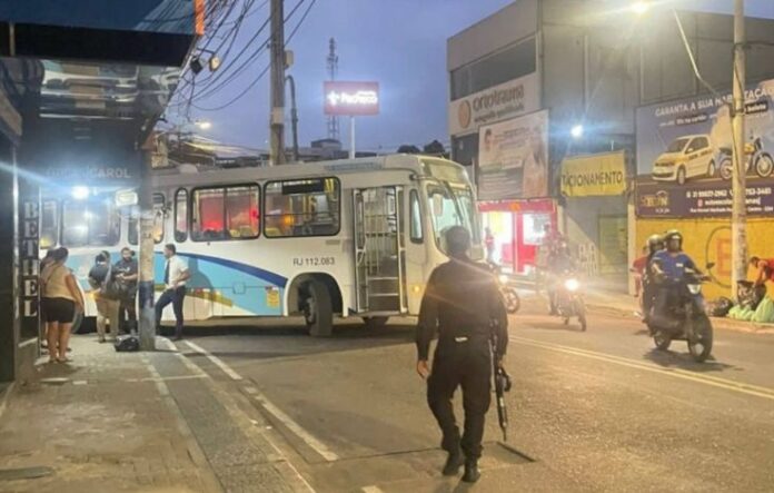 Ônibus são sequestrados após confronto com a polícia em São João de Meriti (RJ) nesta quinta-feira (28) 