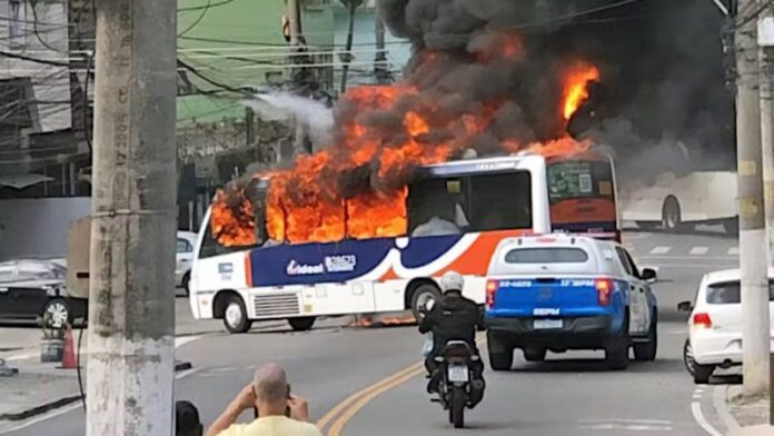 Ônibus são sequestrados e usados como barricadas por traficantes durante operação policial no Morro do Dendê, no Rio de Janeiro, nesta segunda (18)
