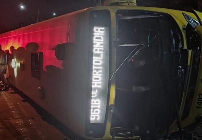 Ônibus tomba e deixa feridos em Jundiaí (SP) nesta quarta-feira (6)