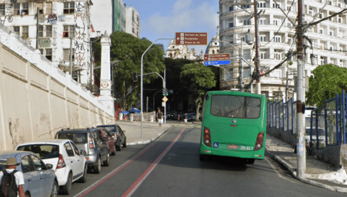 Ônibus voltam a circular pela Ladeira da Montanha em Salvador (BA), após meses de desvio em itinerários