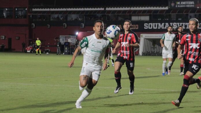 Palmeiras leva golaço, mas busca empate com o Vitória pelo Brasileirão