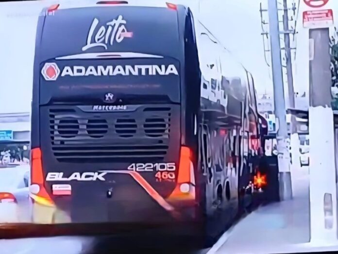 Passageiros da Expresso Adamantina desembarcam do lado de fora da Rodoviária do Tietê após problemas entre empresa e administradora do terminal nesta sexta (1°)