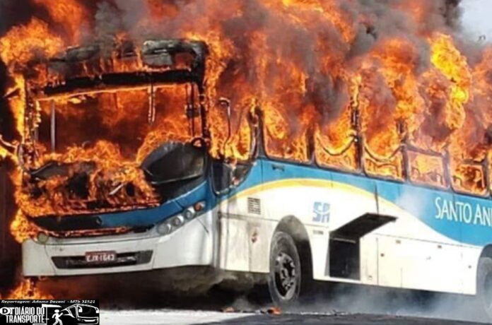 Primeiro semestre de 2025 teve 21 ônibus incendiados. Na série histórica, 23 pessoas morreram e prejuízos equivalem a 212 km de BRTs – Diário do Transporte citou externalidades