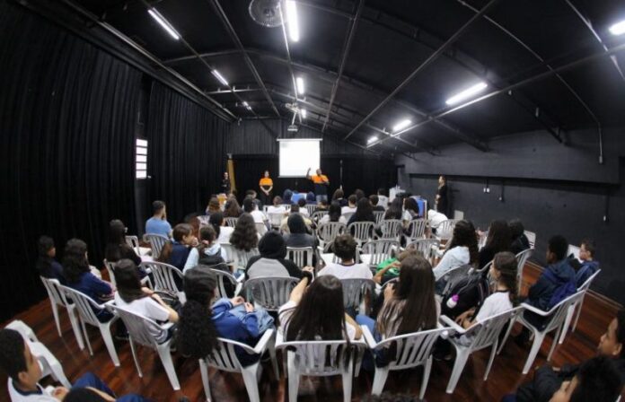 TIC Trens e Audible promovem projeto de segurança ferroviária com distribuição de gibis e audiolivros para escolas públicas