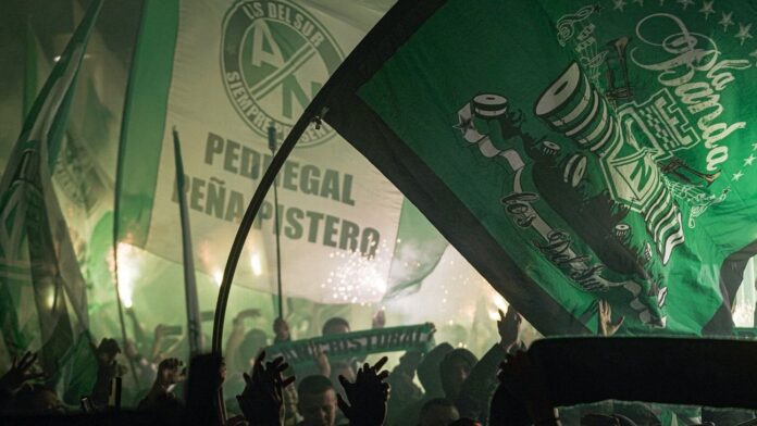 Torcida do Atlético Nacional faz 'bandeiraço' antes de 'final' com São Paulo