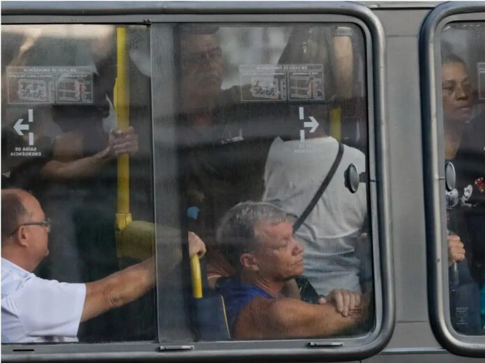 Transporte público não se fomenta com “ônibus presos no trânsito”, diz especialista em Portugal