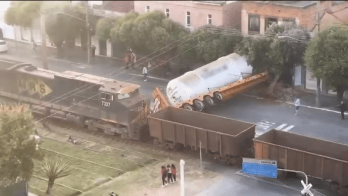 Trem da MRS Logística atinge carreta que não conseguiu atravessar passagem em nível em Paraíba do Sul (RJ) nesta quarta (20)