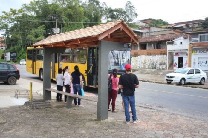 Vereadora sugere instalação de placas solares para iluminar abrigos de ônibus em Jaraguá do Sul (SC)