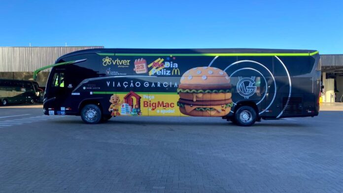 Viação Garcia participa do McDia Feliz 2025 com ônibus personalizado em Londrina (PR)