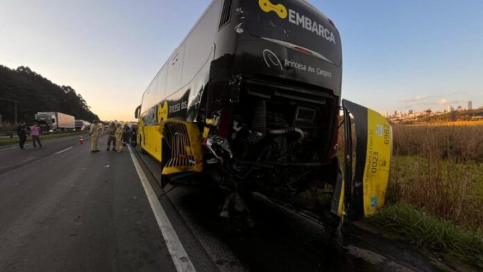 Acidente entre ônibus da Princesa dos Campos, caminhão e carro deixa feridos na BR-376, em Ponta Grossa (PR), na noite desta terça-feira (16)