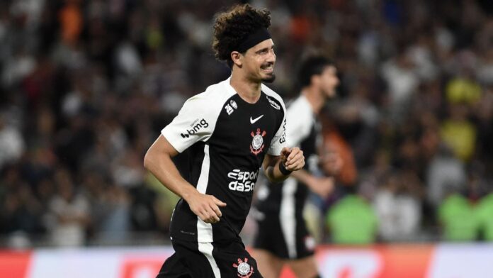 André Ramalho 'abre mão' de gol no Corinthians: 'Mérito do Matheuzinho'